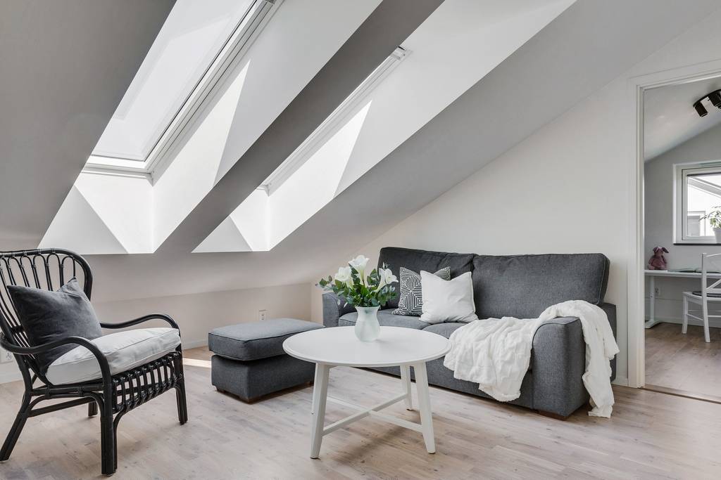 Image inspired by the article "Färgsprakande och stilsäkert hemma hos kreativa paret i Råå"