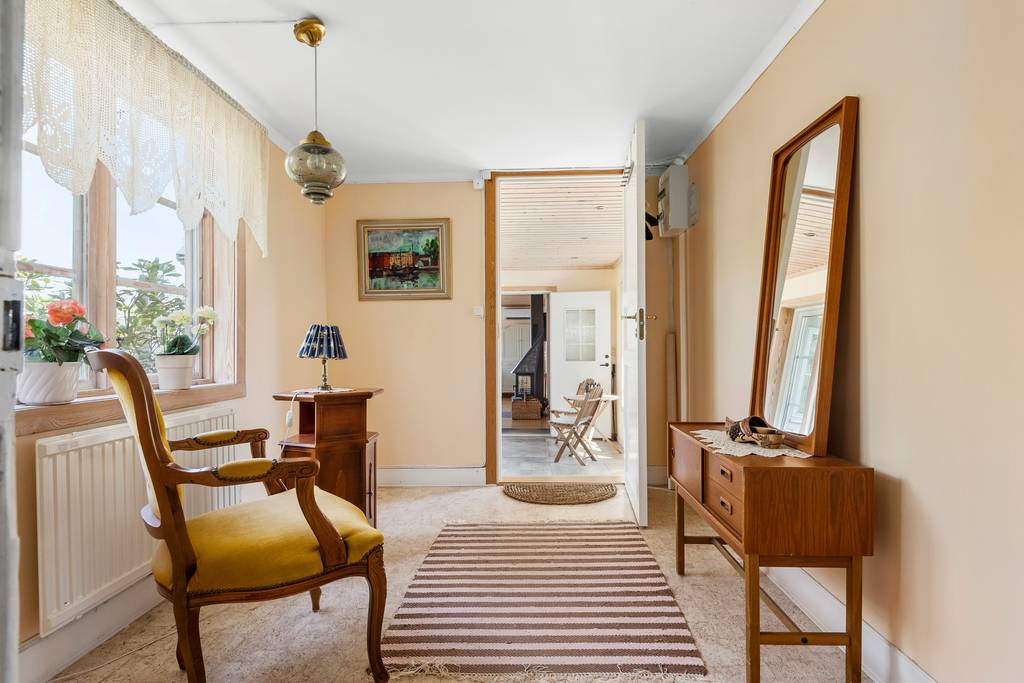 Image inspired by the article "Formstark färgfest i det personliga hemmet på Södermalm"