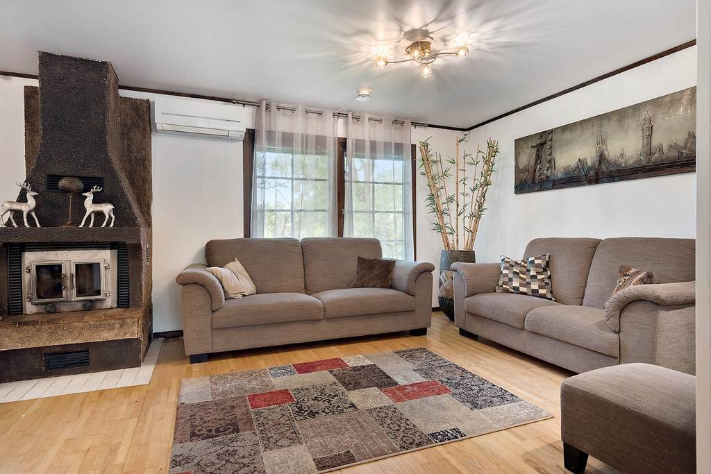 Image inspired by the article "Färgsprakande och stilsäkert hemma hos kreativa paret i Råå"