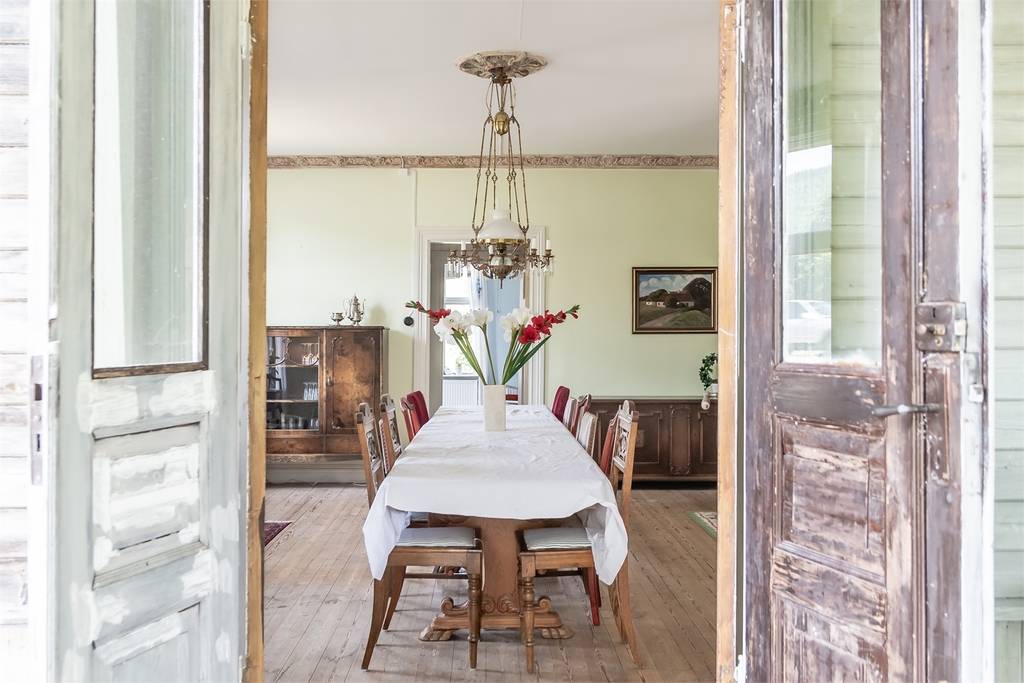 Image inspired by the article "Formstark färgfest i det personliga hemmet på Södermalm"