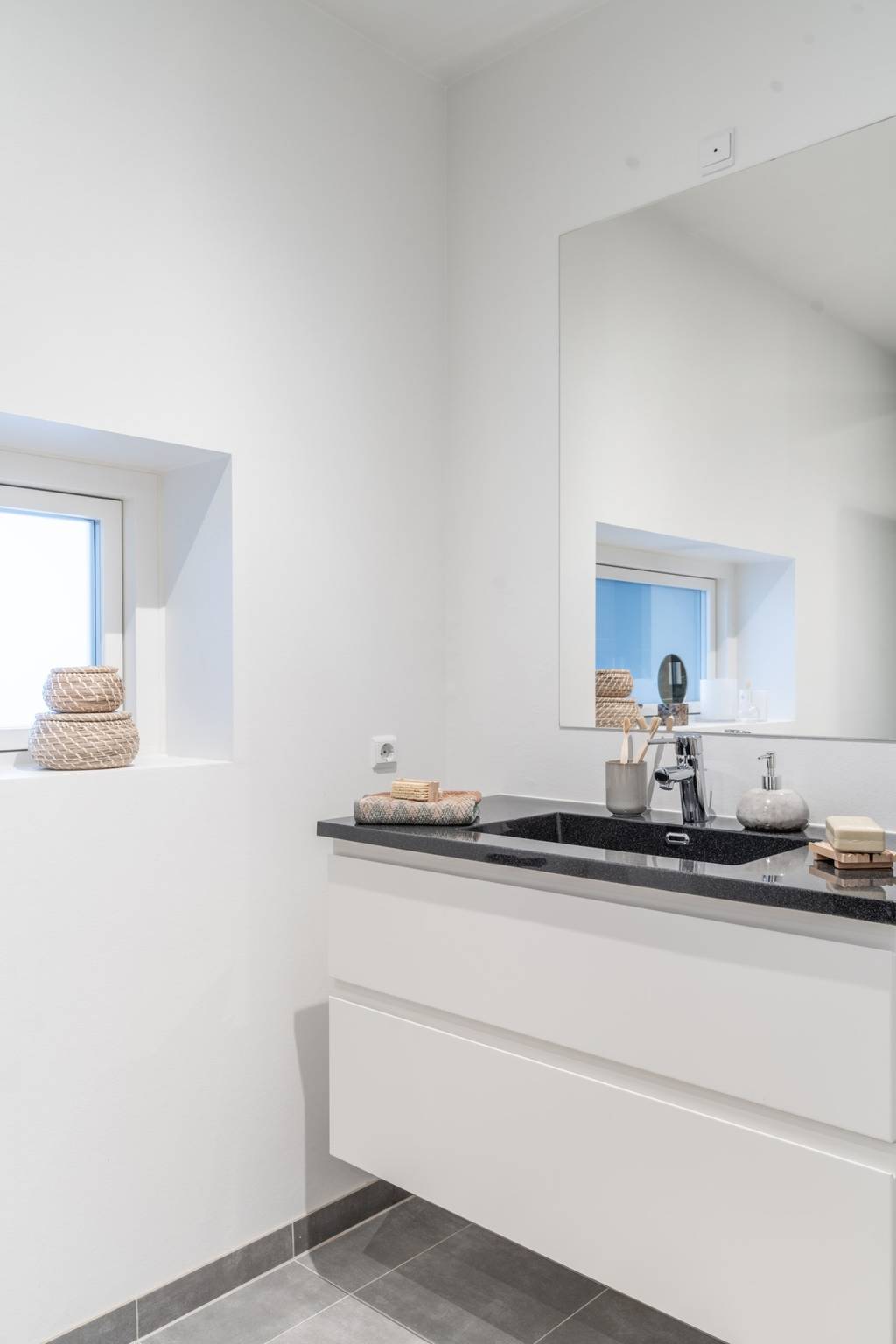 Image inspired by the article "Färingsöhuset bjuder på designklassiker, tavelvägg och gröna växter"