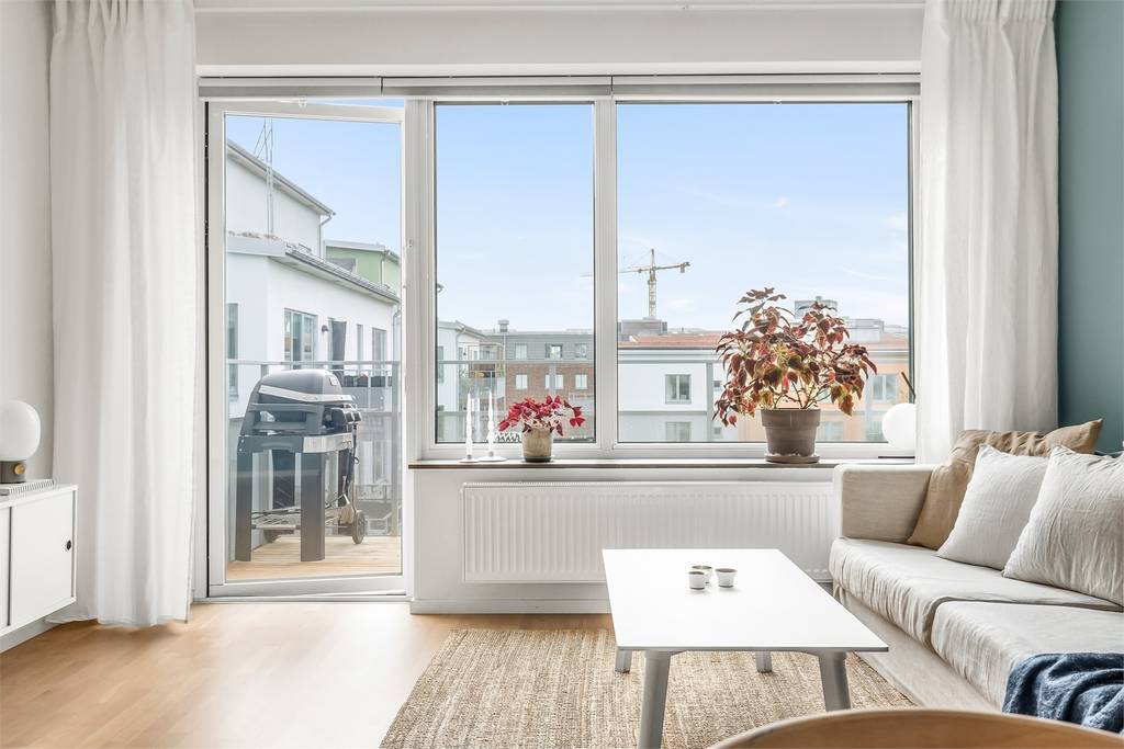 Image inspired by the article "Färingsöhuset bjuder på designklassiker, tavelvägg och gröna växter"