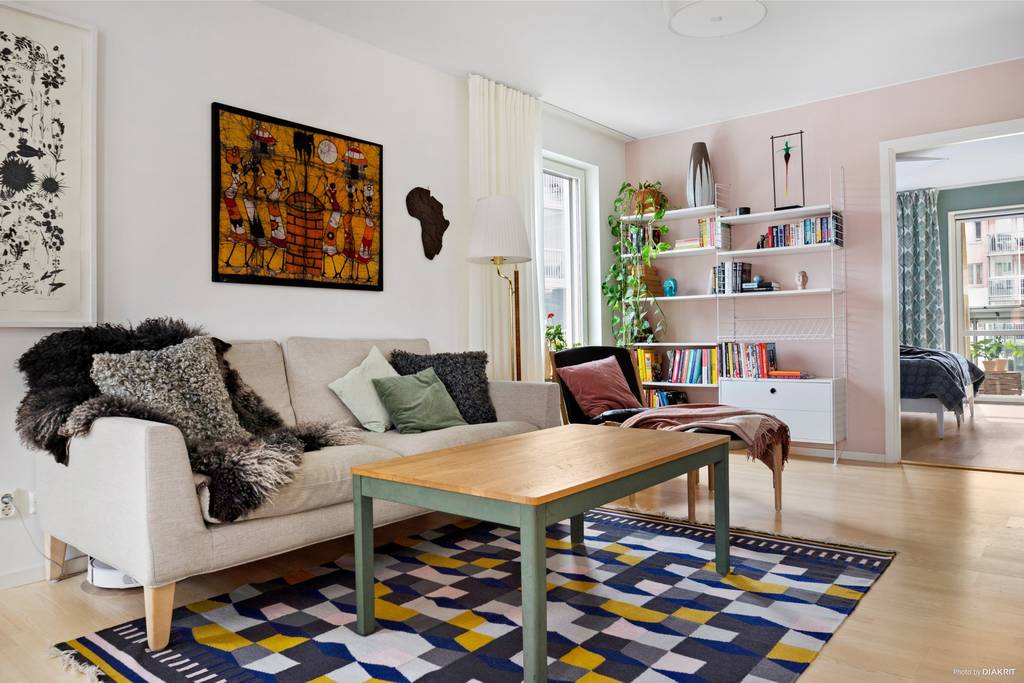 Image inspired by the article "Färgsprakande och stilsäkert hemma hos kreativa paret i Råå"