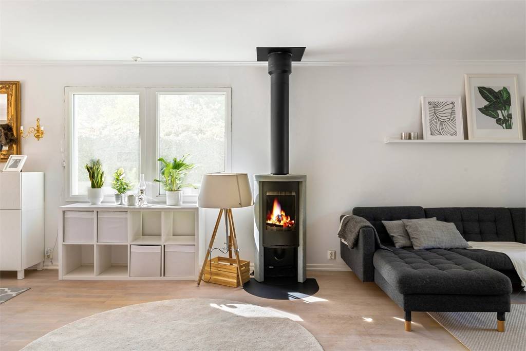 Image inspired by the article "Färingsöhuset bjuder på designklassiker, tavelvägg och gröna växter"