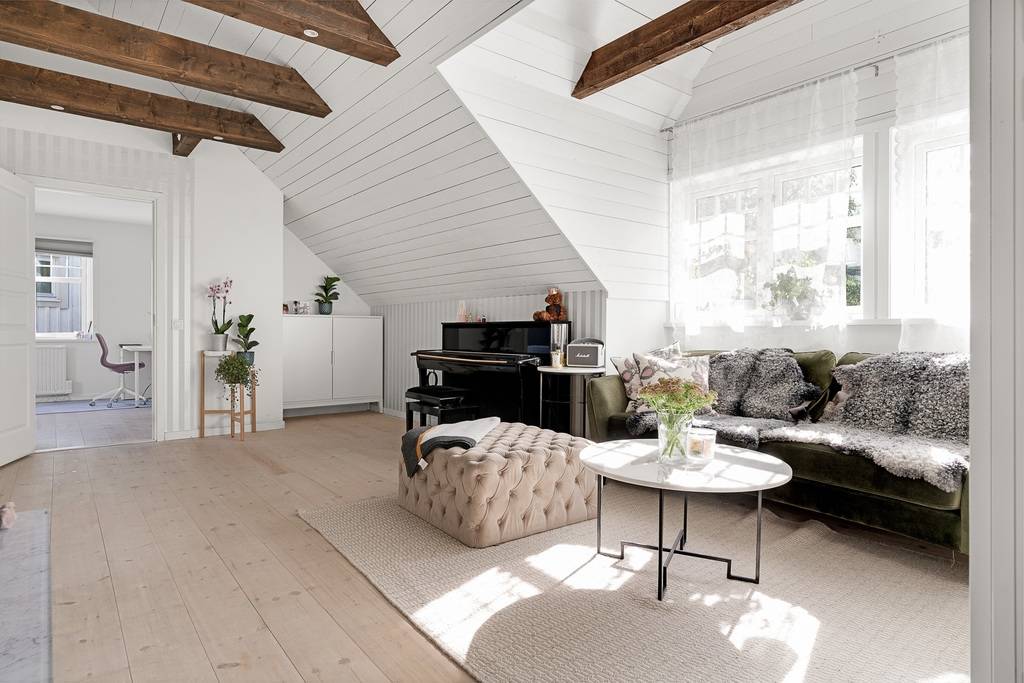 Image inspired by the article "Färingsöhuset bjuder på designklassiker, tavelvägg och gröna växter"