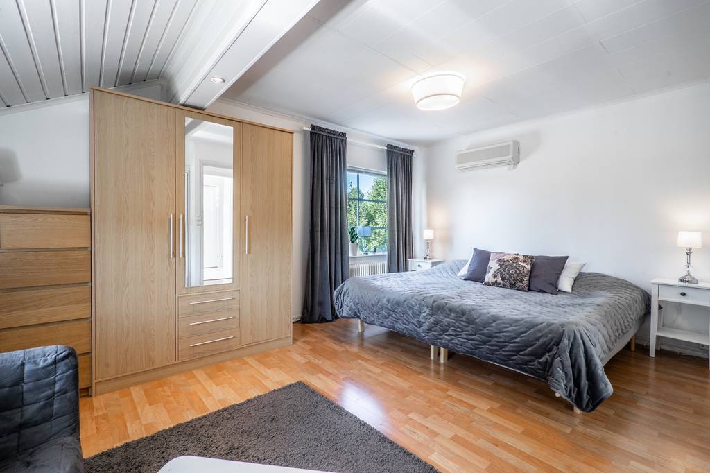 Image inspired by the article "Färgsprakande och stilsäkert hemma hos kreativa paret i Råå"