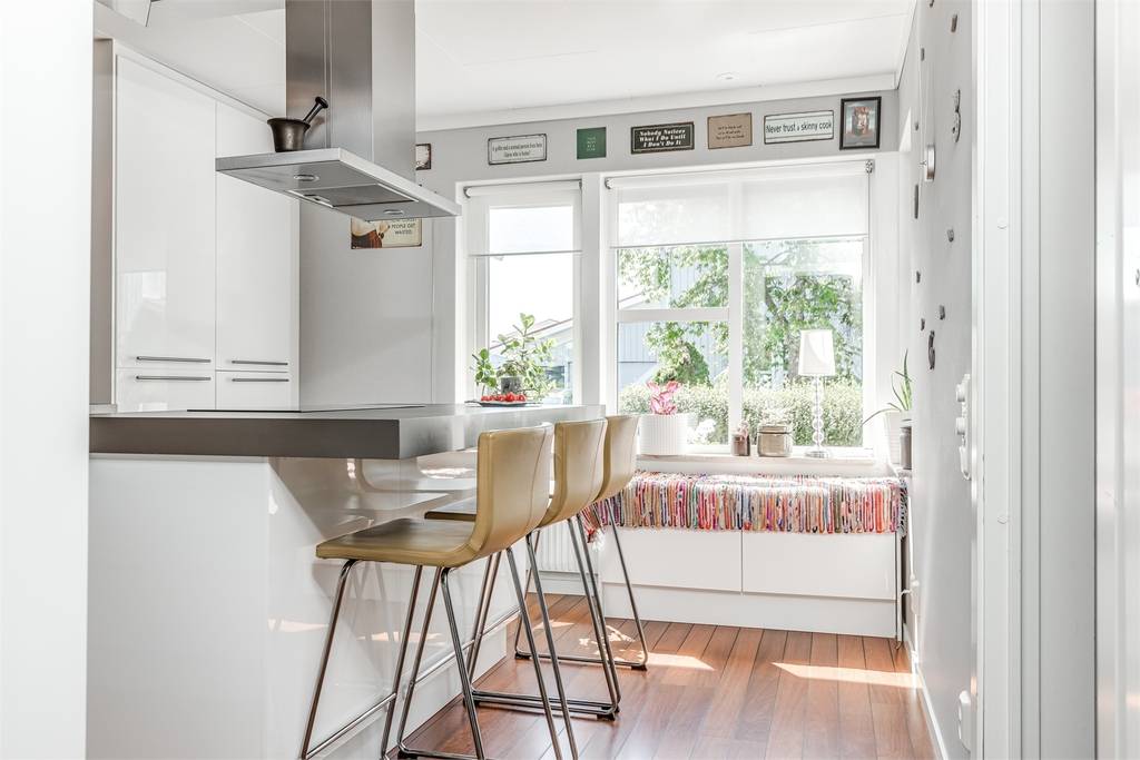 Image inspired by the article "Formstark färgfest i det personliga hemmet på Södermalm"