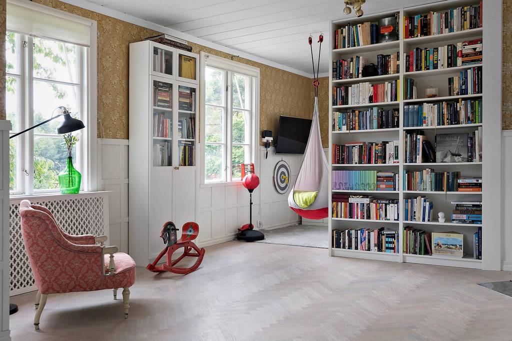 Image inspired by the article "Färgsprakande och stilsäkert hemma hos kreativa paret i Råå"