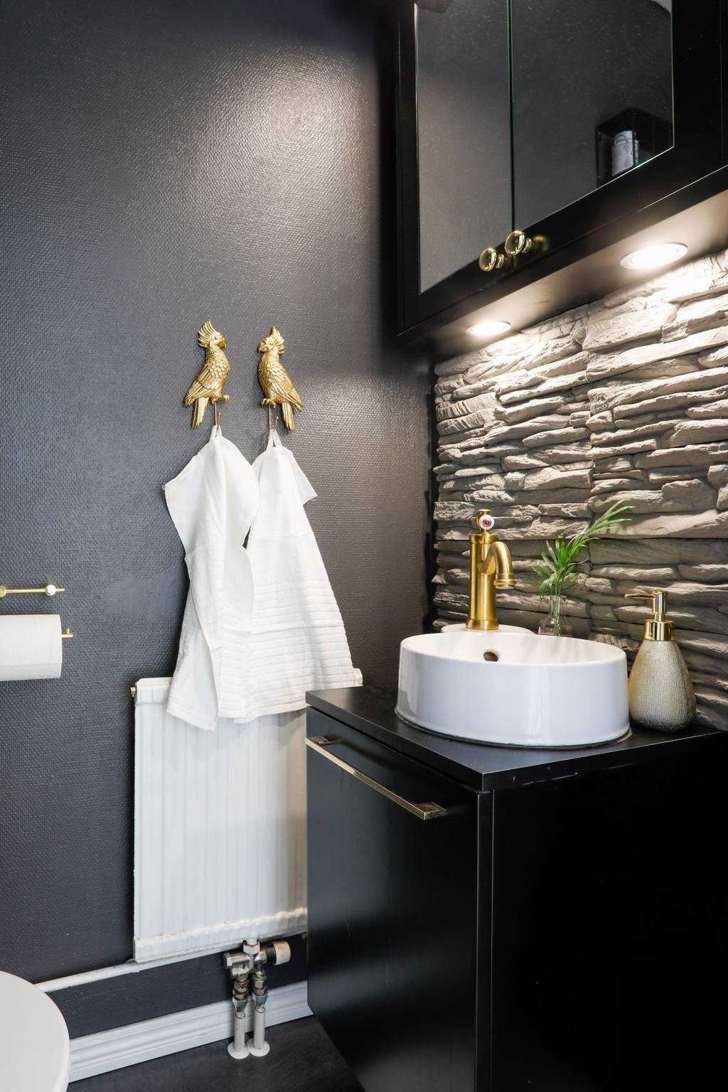 Image inspired by the article "Färingsöhuset bjuder på designklassiker, tavelvägg och gröna växter"