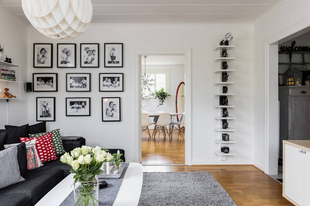 Image inspired by the article "Färingsöhuset bjuder på designklassiker, tavelvägg och gröna växter"