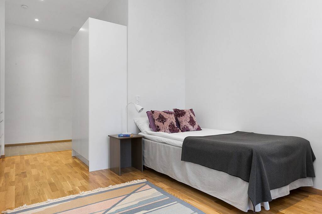 Image inspired by the article "Färingsöhuset bjuder på designklassiker, tavelvägg och gröna växter"