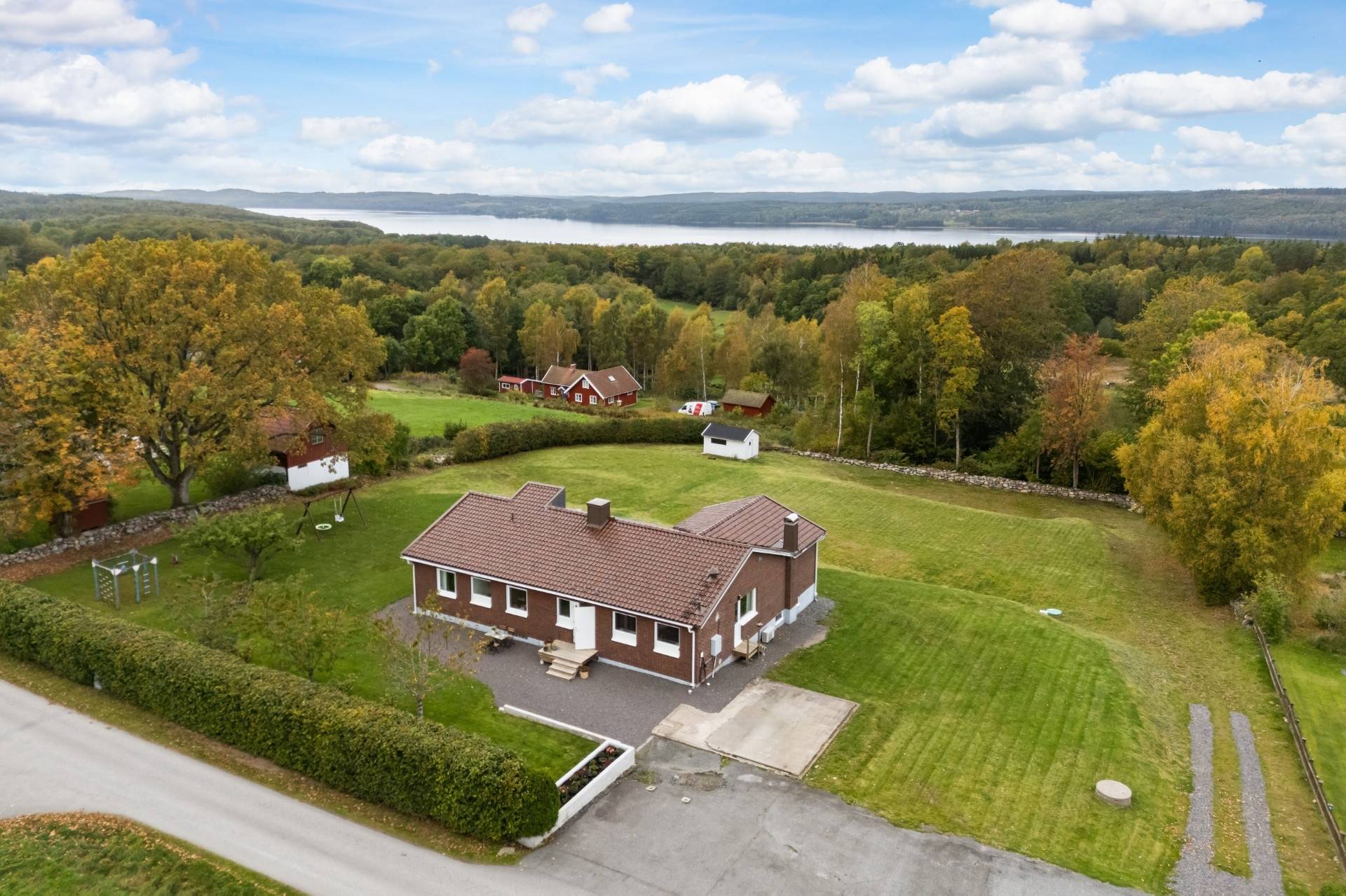 17 rum Villa på Kullavägen 34 Tostared Marks kommun - bild 1