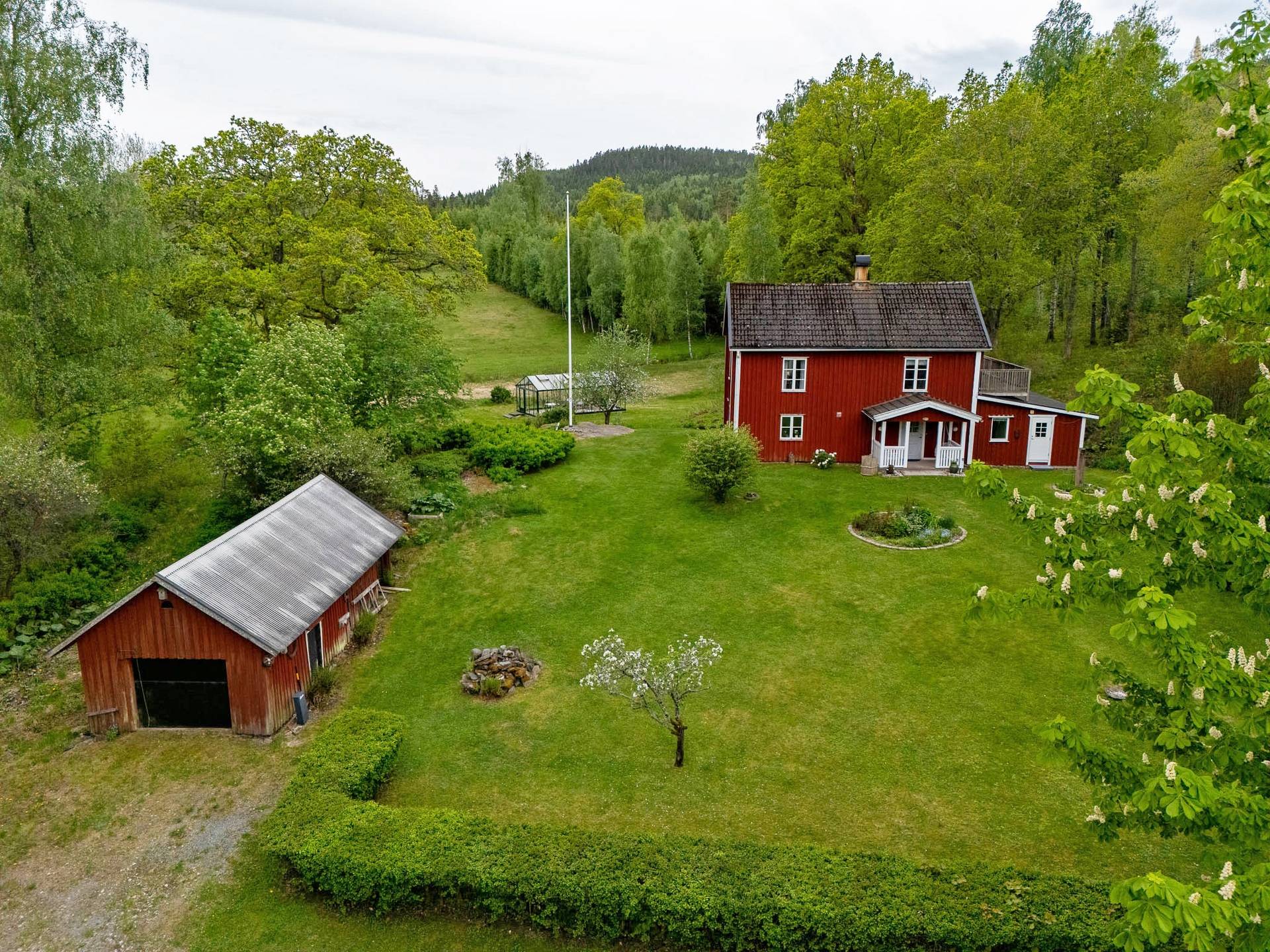 Gård med jordbruk på Asslebyn Skarpa Bengtsfors kommun - bild 2