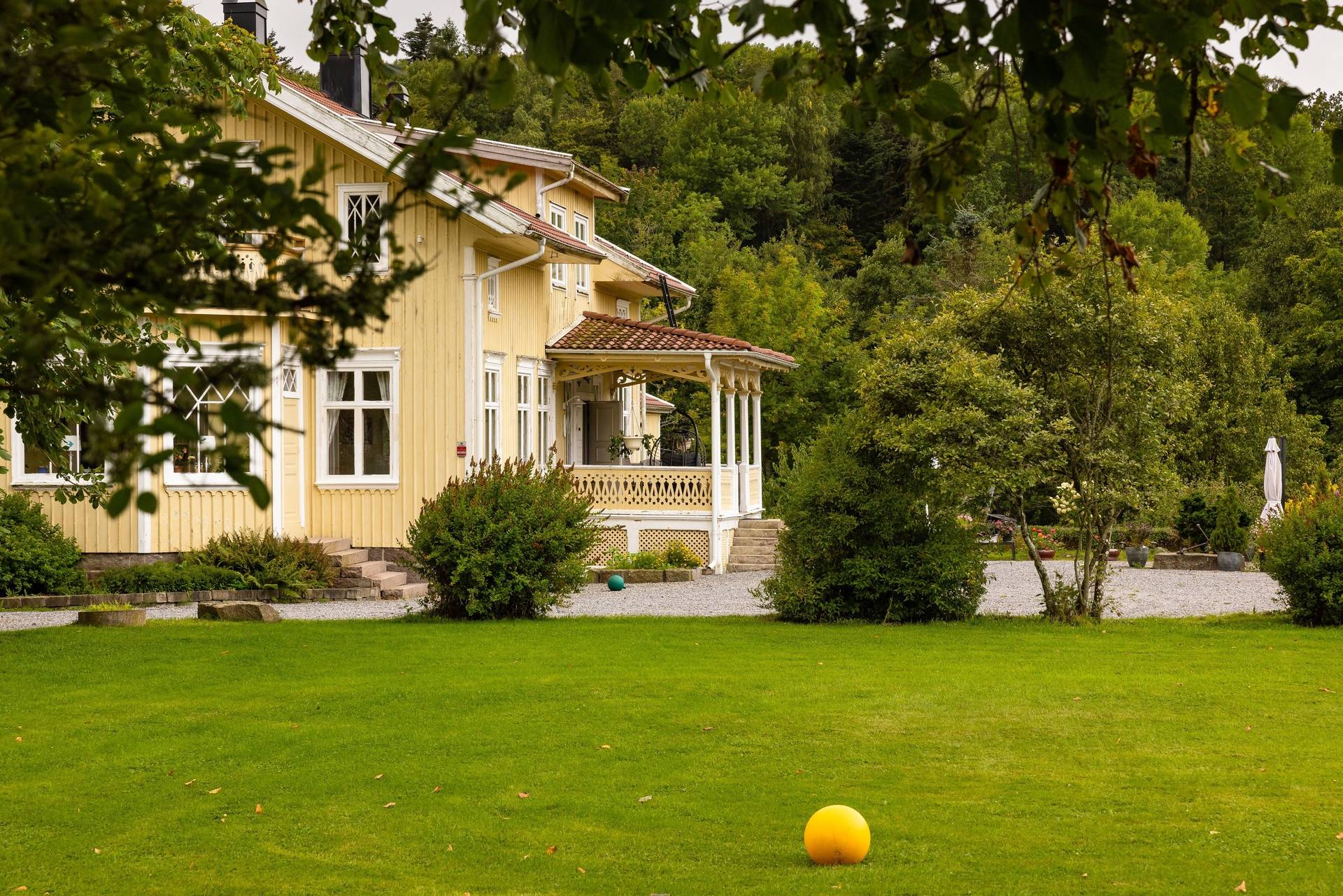 12 rum gård utan jordbruk på Säm Kaptensgården 1 Tossene, Sotenäs kommun - bild 2