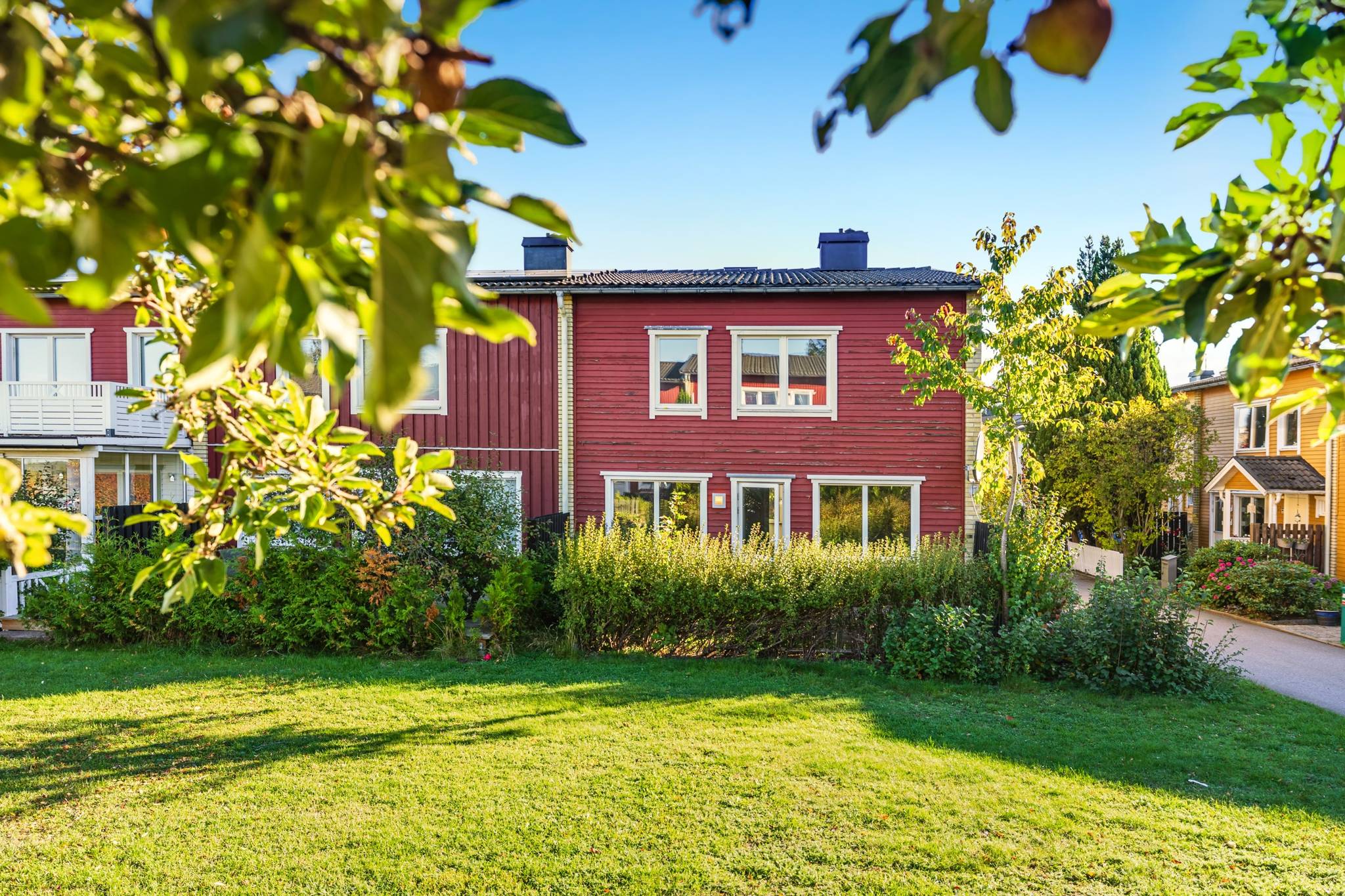 7 rum radhus på Varpholmsgränd 20 Skärholmen, Stockholms kommun - bild 1