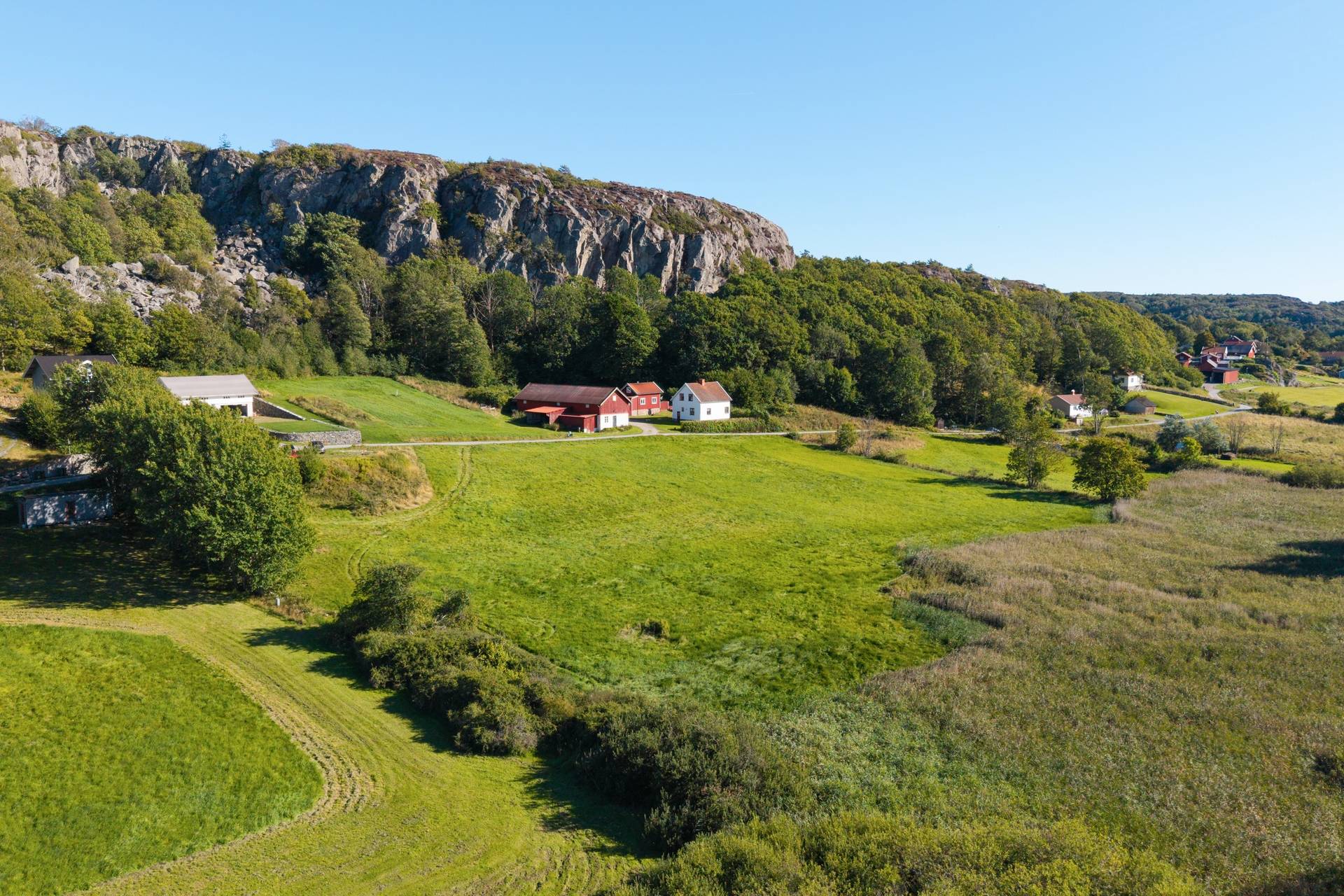 8 rum gård med jordbruk på Bro 521 Ellös, Orust kommun - bild 2