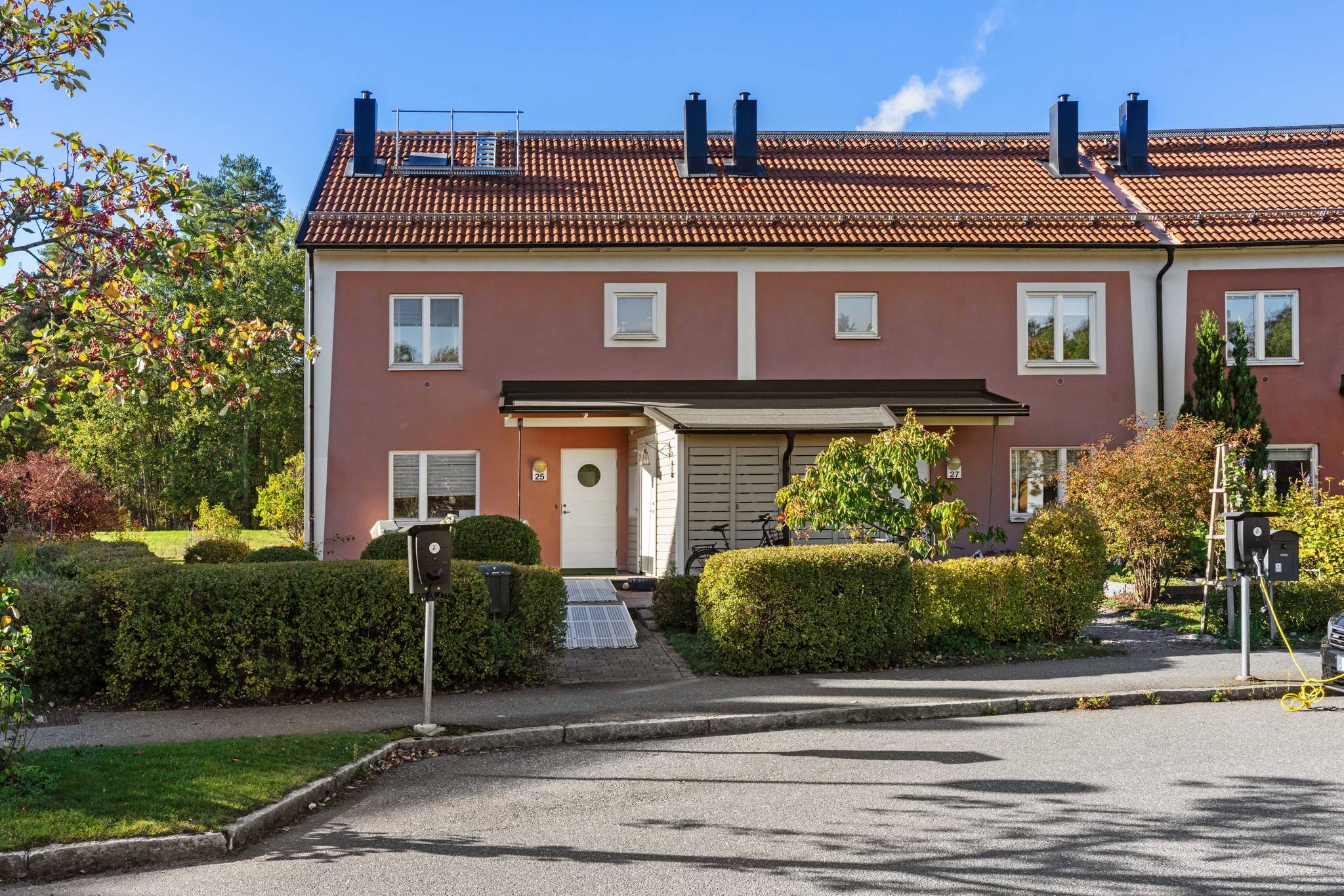 4 rum radhus på Budbärarvägen 25 Farsta, Stockholms kommun - bild 1