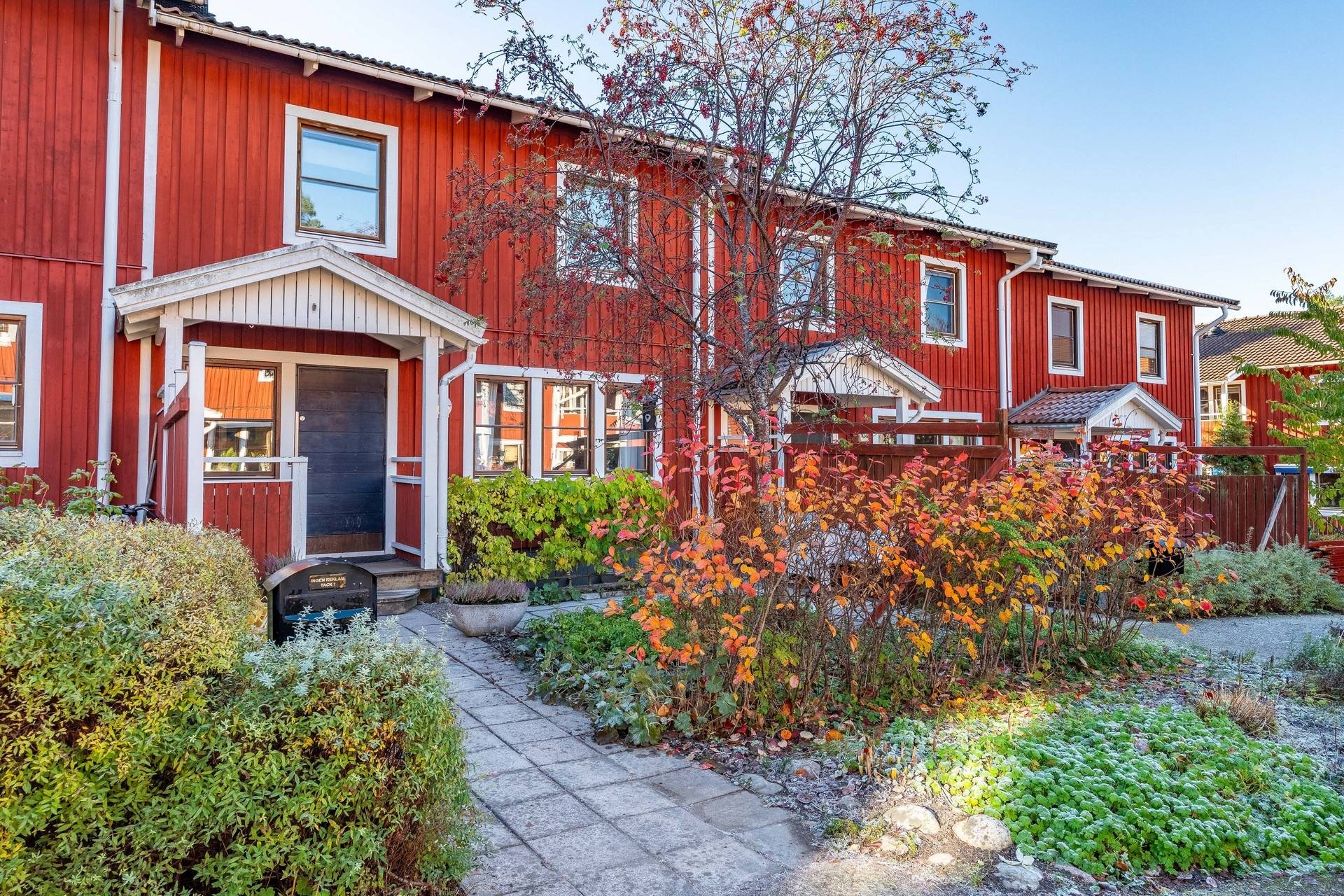 6 rum Radhus på Flogstavägen 102 Norra Skogen Uppsala kommun - bild 1