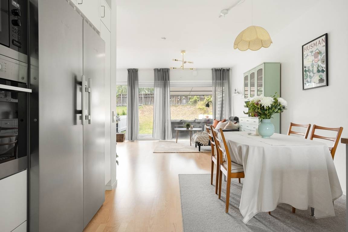 5 rum radhus på Sällhetsvägen 29 Hässelby Norra Villastad, Stockholms kommun - bild 2