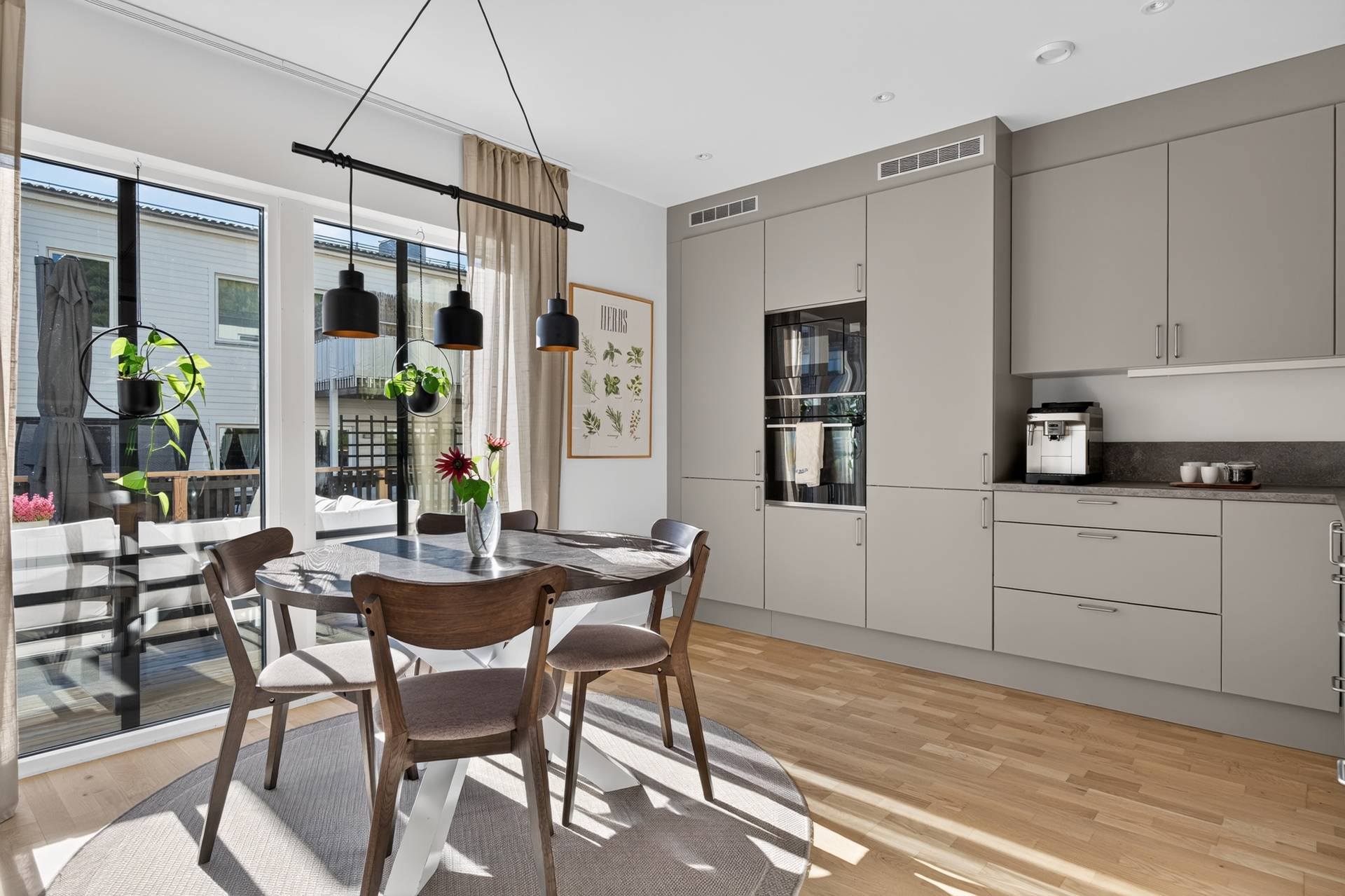 7 rum villa på Hälleborgsgatan 10A Knivsta, Knivsta kommun - bild 3