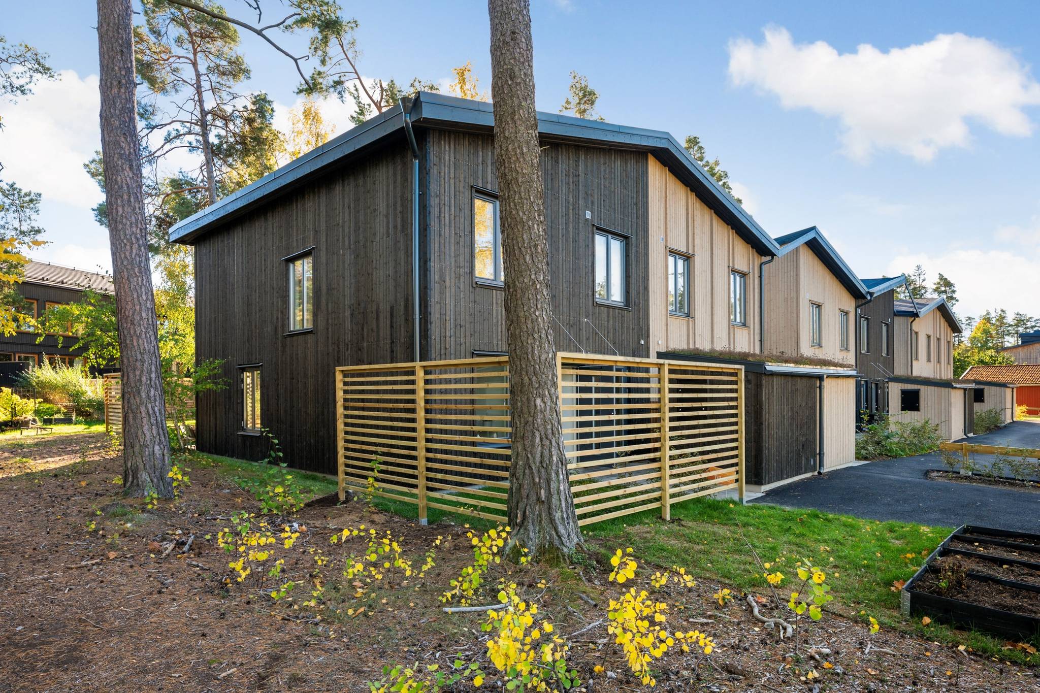 6 rum radhus på Lovisedalsvägen 25A Älta - Lovisedal, Nacka kommun - bild 1