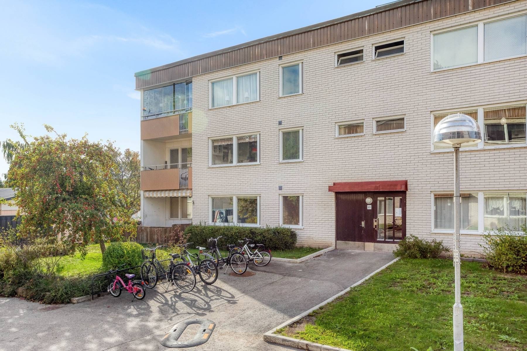 5 rum lägenhet på Rönnbärsvägen 23, markplan Tibble, Upplands-Bro kommun - bild 1