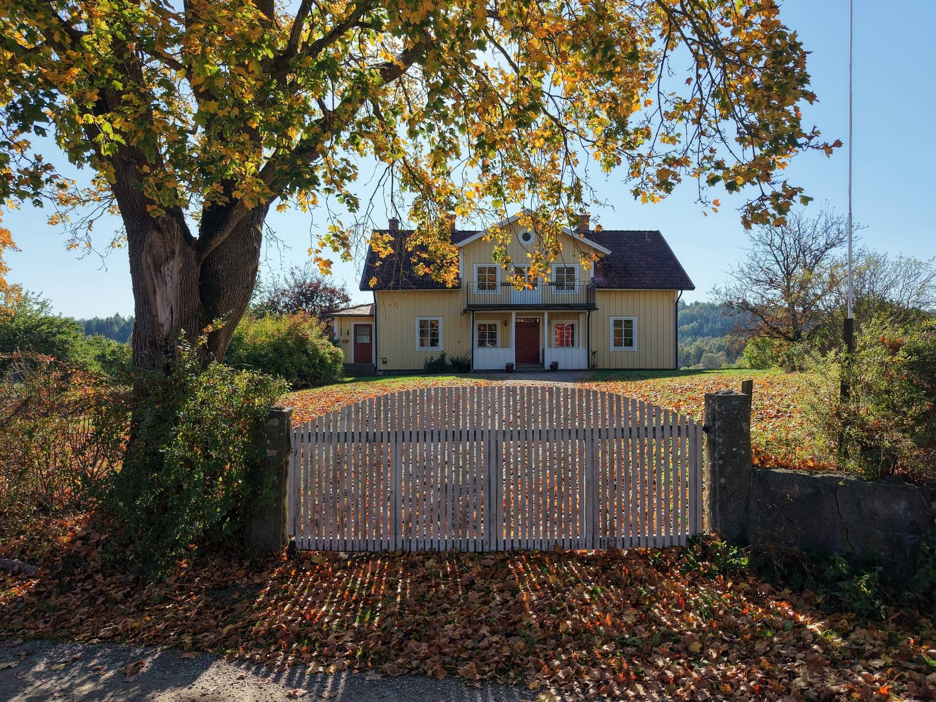 Gård med jordbruk på Vallingedal Nedergård Vallingedal Kinda kommun - bild 1