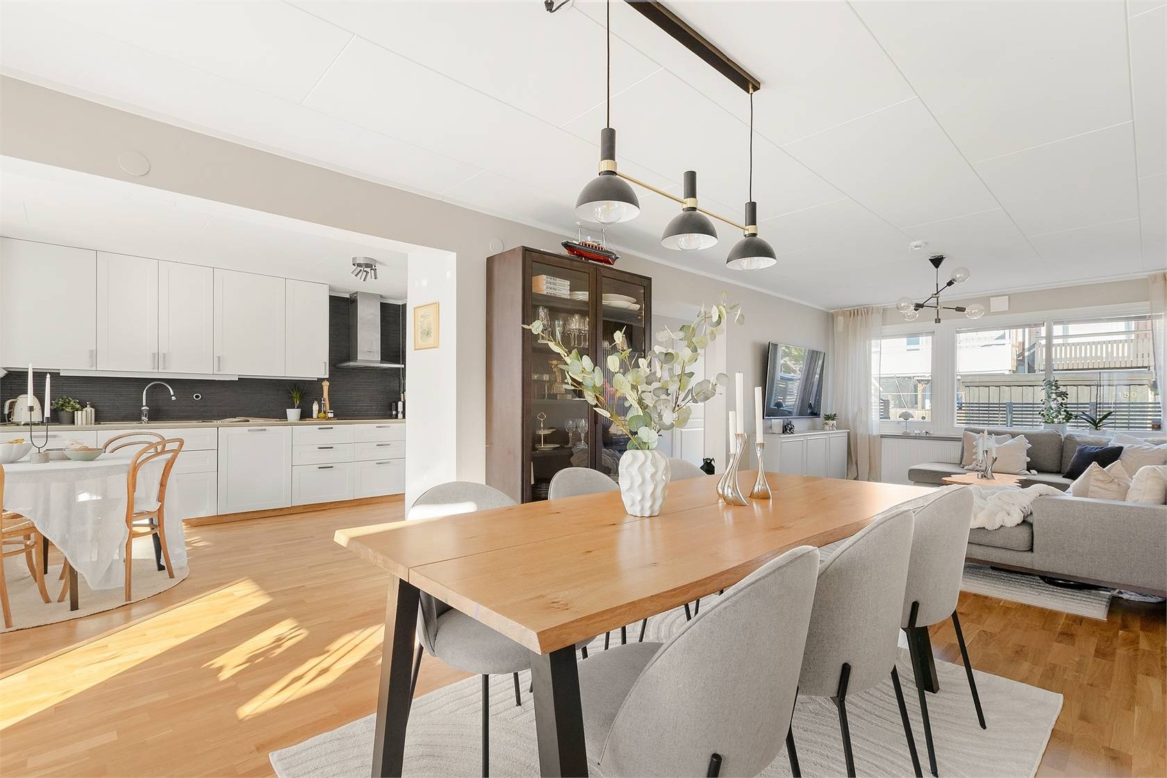 5 rum radhus på Blomsterkungsvägen 142 Hässelby Norra Villastad, Stockholms kommun - bild 1