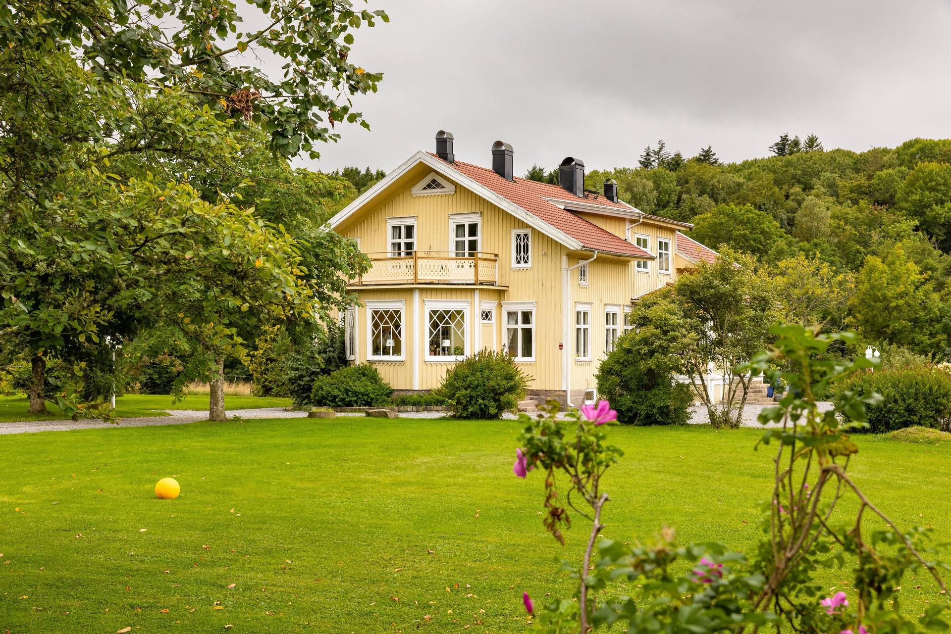 12 rum gård utan jordbruk på Säm Kaptensgården 1 Tossene, Sotenäs kommun - bild 1