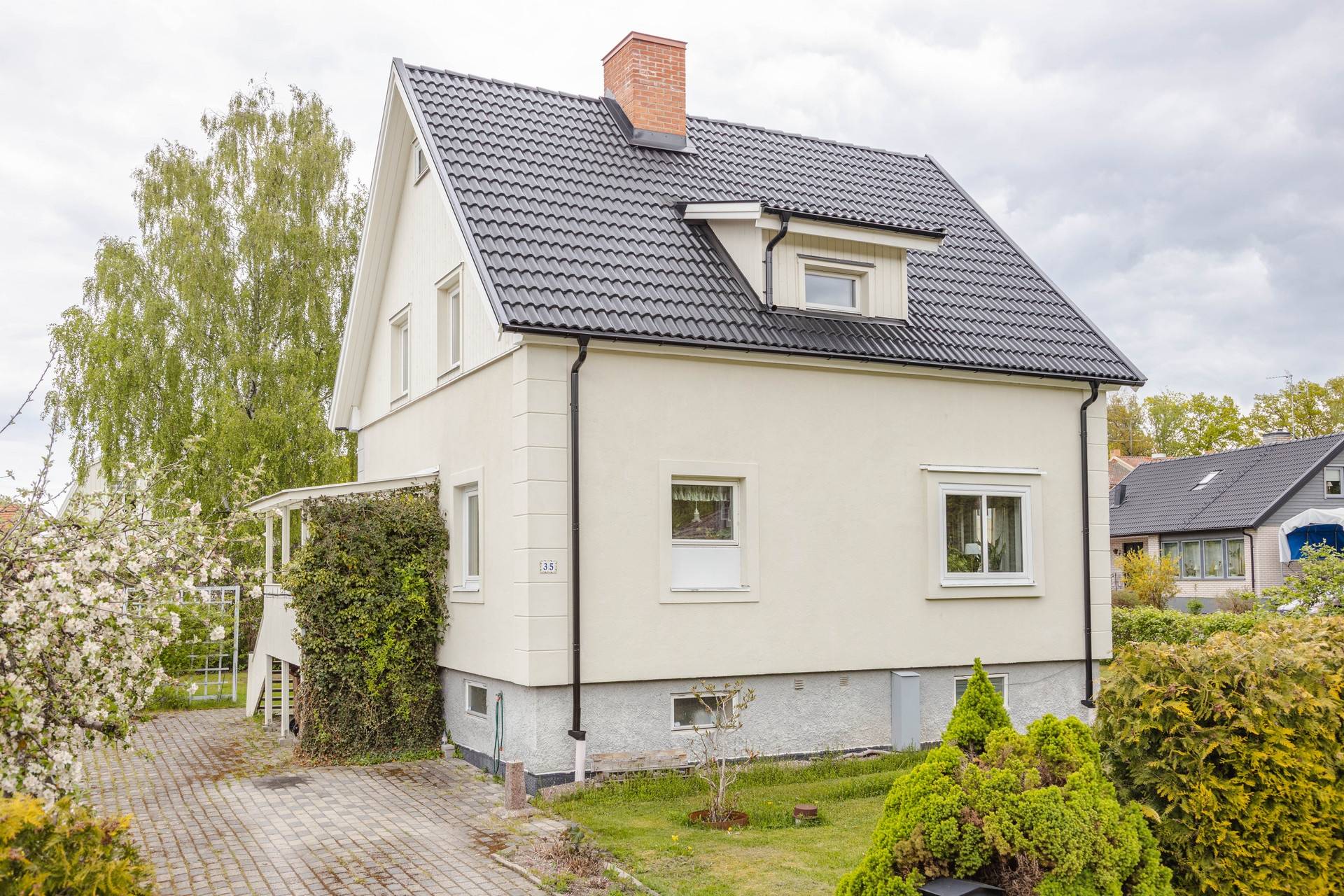 4 rum villa på Rosenhällsgatan 35 Snopptorp, Eskilstuna kommun - bild 1