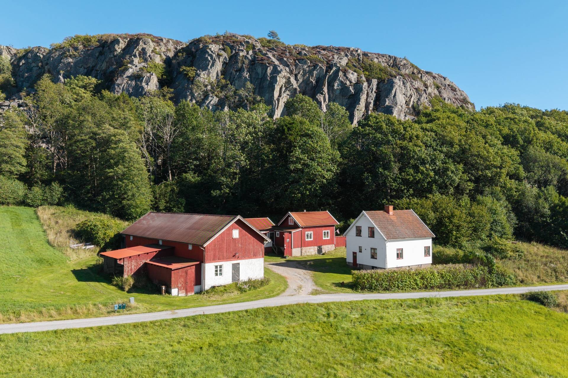 8 rum gård med jordbruk på Bro 521 Ellös, Orust kommun - bild 1