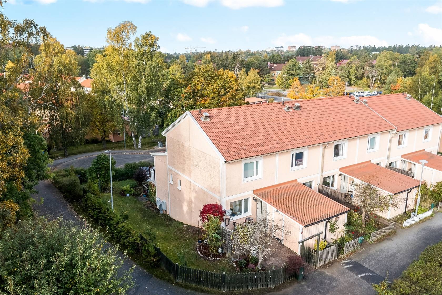 5 rum radhus på Kvintettvägen 1 Skogås, Huddinge kommun - bild 1