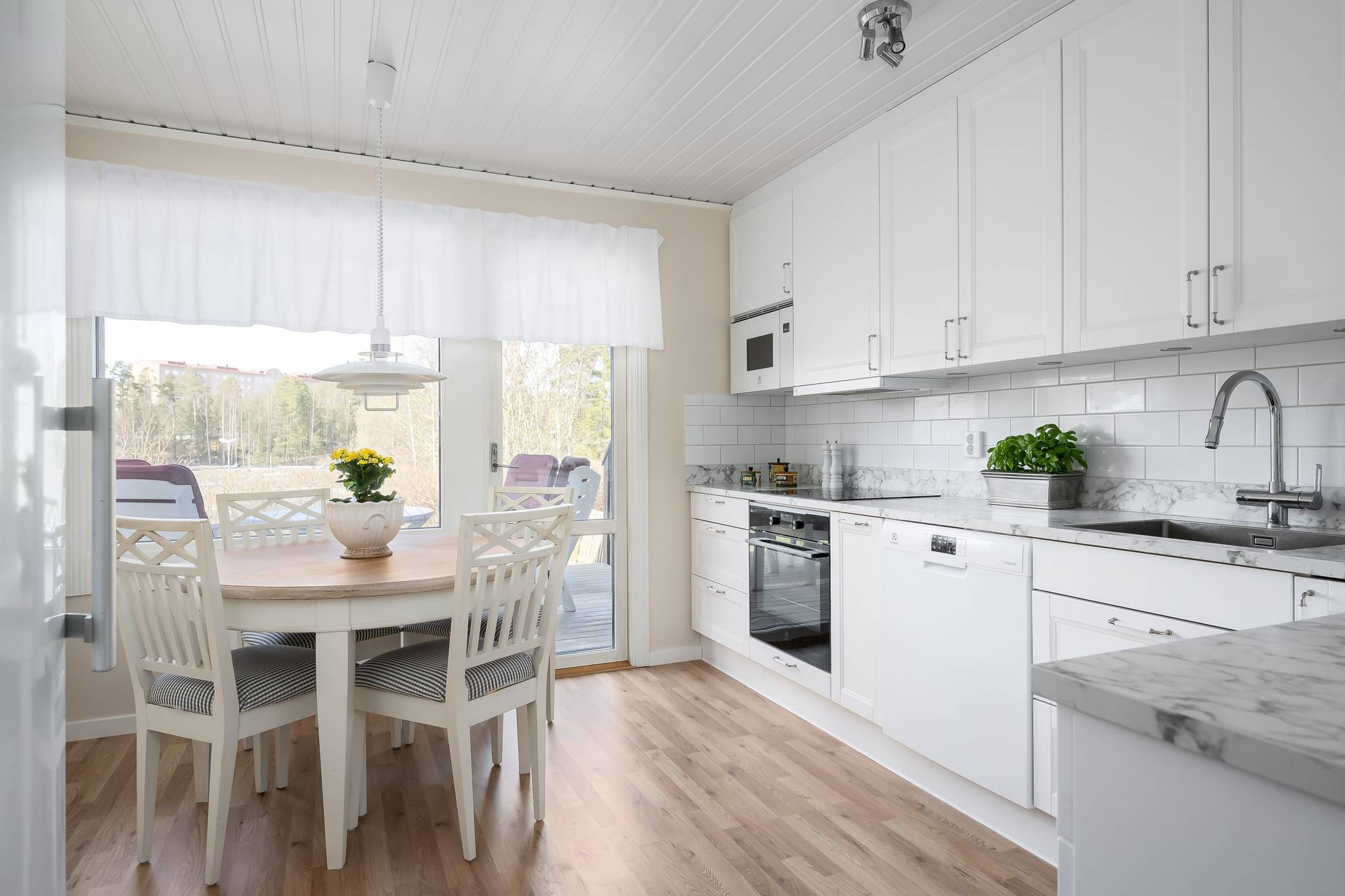 4 rum Radhus på Stora Hundens gata 556 Brandbergen Haninge kommun - bild 2