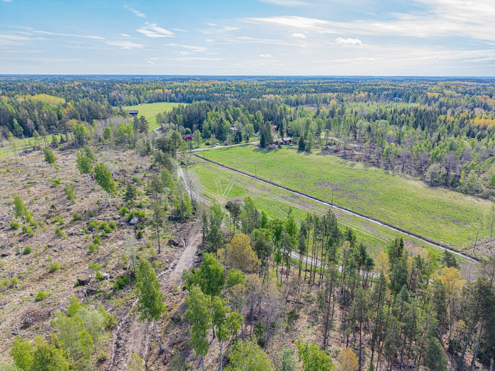 gård/skog på Skapa er hästgårdsdröm med högt och naturnära läge i Örsundsbro Örsundsbro, Enköpings kommun - bild 2