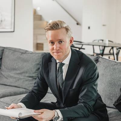 Mäklare David Romell