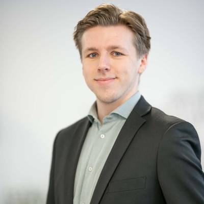 Mäklare Adam Eriksson