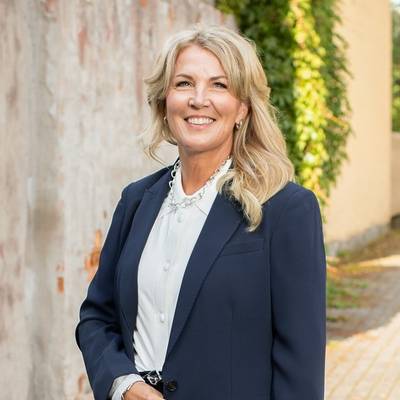 Mäklare Titti Plyhm