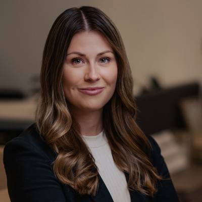 Mäklarbild på Julia Hedberg
