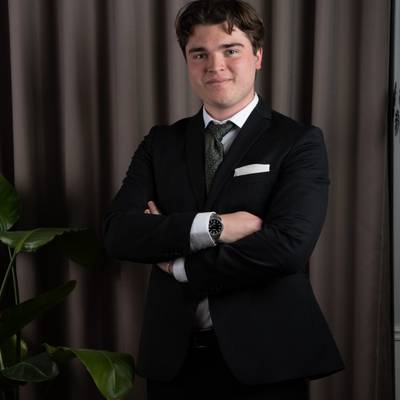 Mäklarbild på Lukas Bäckman