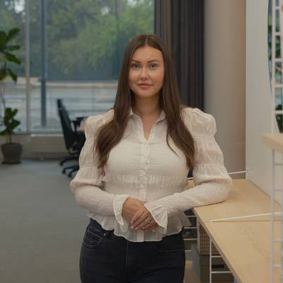 Mäklarbild på Nina Hjelm
