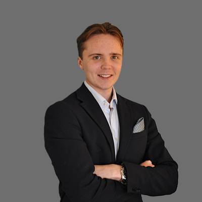 Mäklare Emil Persson