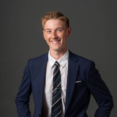 Mäklare Elias Viklund