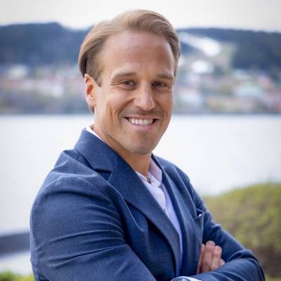 Mäklare Simon Hallström