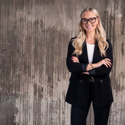 Mäklare Ella Hedlund