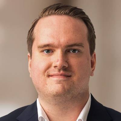 Mäklare Simon Pivovarov