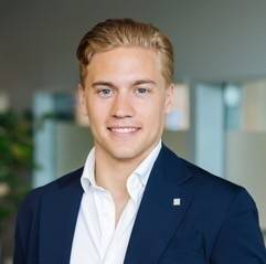 Mäklare Filip Larsson