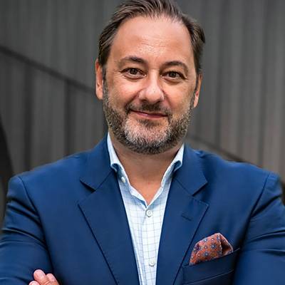 Mäklarbild på Mikael Ortolanis