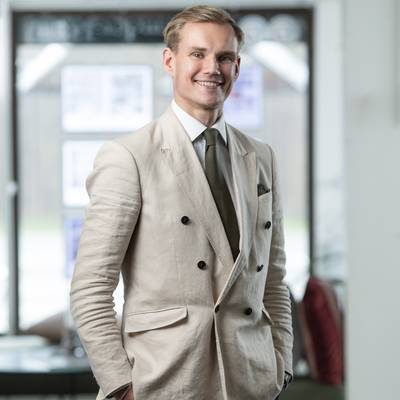 Mäklare Dennis West