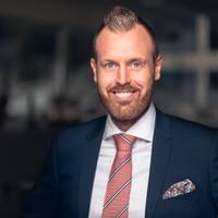 Mäklare Jonas Lindstrom, Notar