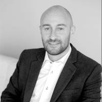 Mäklare Daniel Holmqvist, Husera